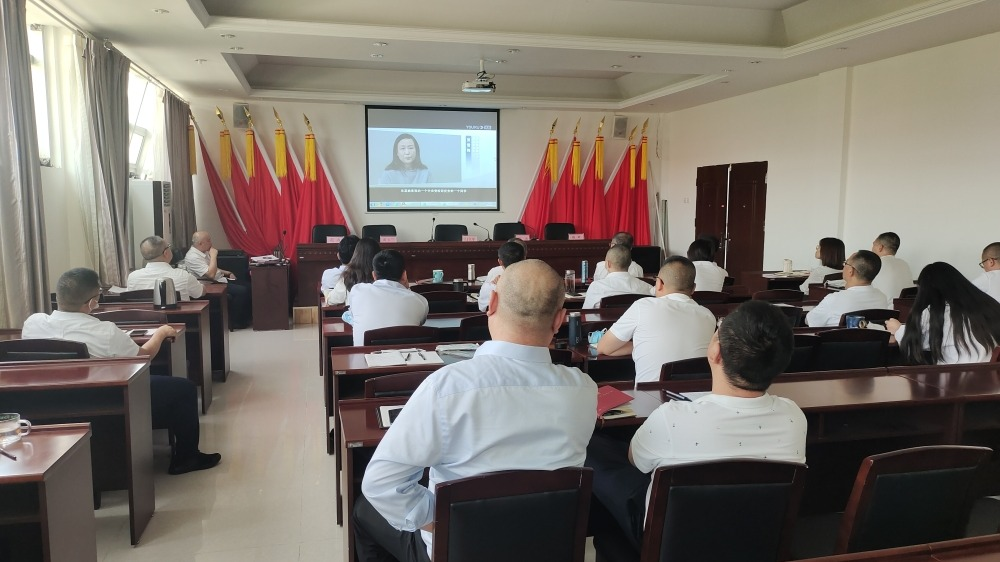 公司全體干部學(xué)習(xí)身邊典型案例，觀看廉政警示教育片《家道》　　